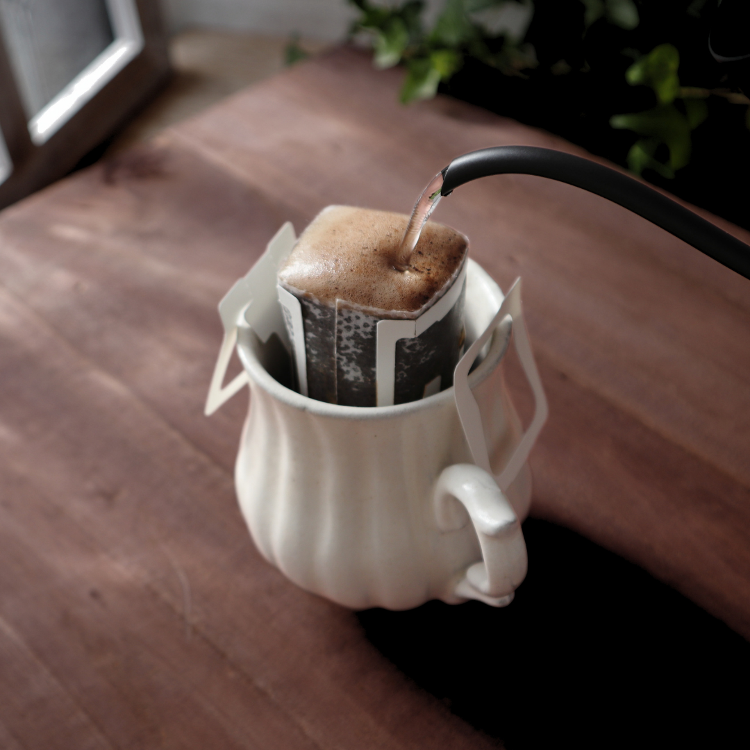 ドリップバッグにお湯を注いでコーヒーを淹れているところ
